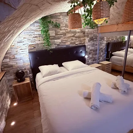 Le Secret De Sainte-anne Ecusson Vaulted Apartmán *